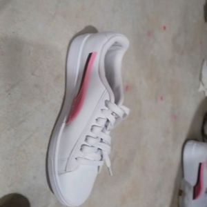 Girls pumas pink  and black 🔳